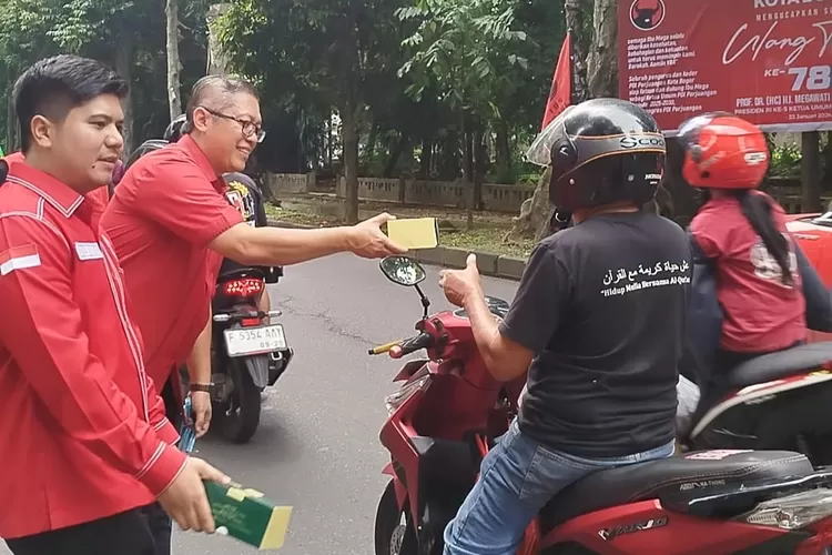 Pengurus PDI Perjuangan Kota Bogor membagikan makanan ke warga, dalam acara memperingati Ulang Tahun ke-78 Megawati Suekarnoputri. 