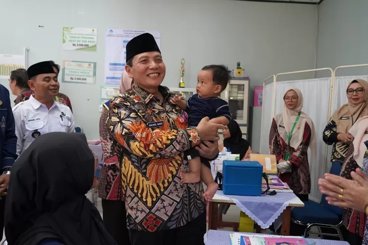 Pj Bupati Bogor Bachril Bakri saat meninjau pemeriksaan kesehatan gratis di Posyandu Kenanga Desa Bojong Baru dan Puskesmas Bojonggede, Kamis, 23 Januari 2025. (Diskominfo)