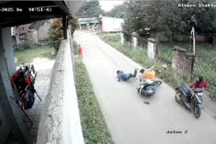 Tangkapan layar rekaman CCTV saat emak-emak di Parung, Kabupaten Bogor ditabrak maling tabus gas elpiji. (CCTV)