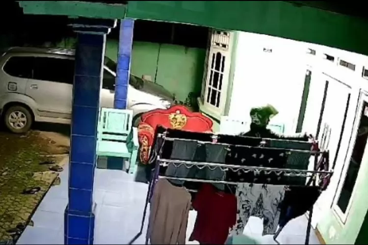 Pria berjaket ojol tertangkap CCTV hendak maling celana dalam di Cileungsi, Kabupaten Bogor. (Tangkapan layar CCTV)