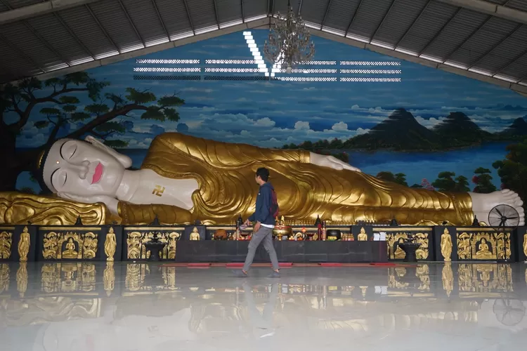 Patung Buddha tidur di Vihara Buddha Dharma dan 8 Pho Sat, Desa Tonjong, Kecamatan Tajurhalang, Kabupaten Bogor, Kamis, 23 Januari 2025. (Arifin - Metropolitan)