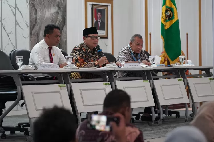 Rakor pelaksanaan pemberian Makanan Bergizi Gratis (MBG) di Gedung Sekretariat Daerah, Cibinong, Kamis, 23 Januari 2025. (Diskominfo)