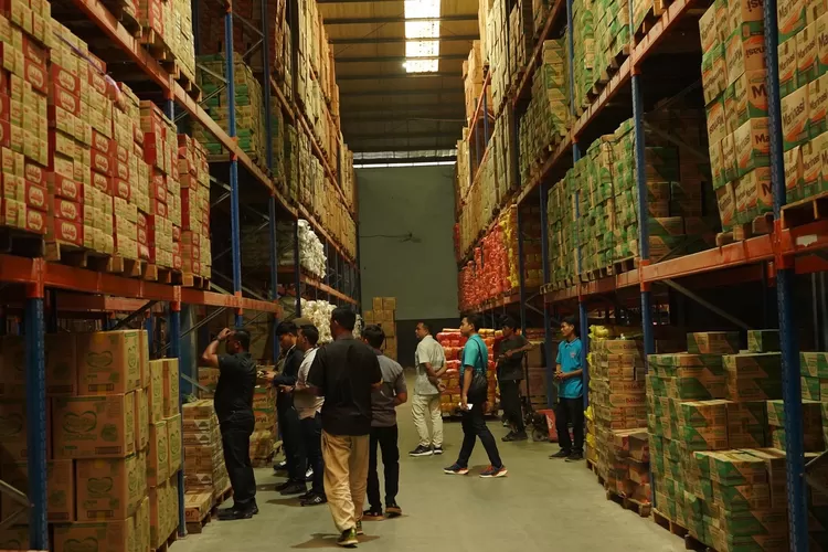 Forkopimda Kabupaten Bogor saat mengunjungi dua distributor Minyak Kita di Kecamatan Sukaraja dan Cibinong, Kabupaten Bogor, Jumat, 24 Januari 2025. (Diskominfo)