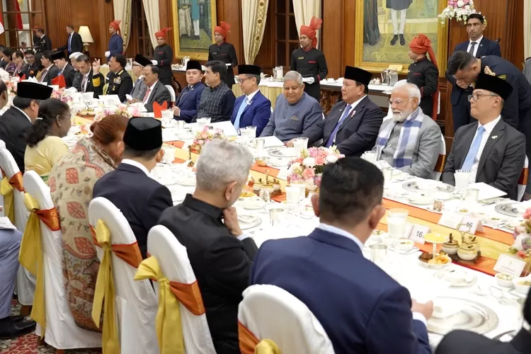 Presiden RI Prabowo Subianto saat menghadiri makan malam di kediaman kenegaraan Presiden India di Rashtrapati Bhavan, New Delhi, India, Jumat, 25 Januari 2025 malam. (Tim Media Kepresidenan)
