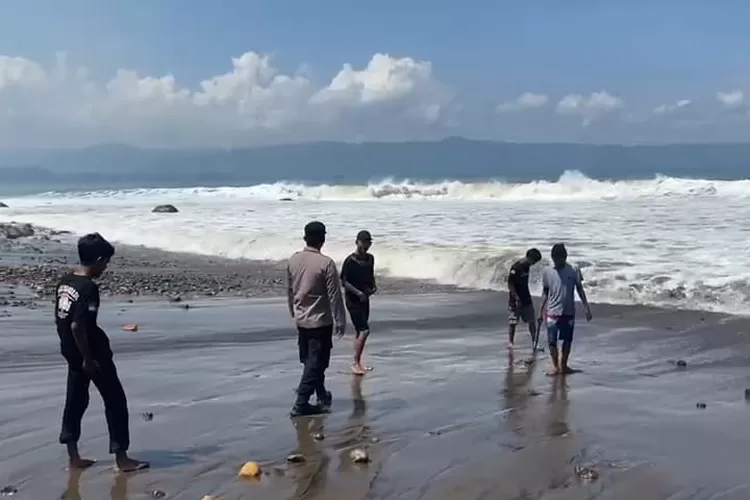 Gelombang tinggi masih terjadi di perairan selatan Kabupaten Sukabumi, ketinggian ombak hingga 3 meter dan membawa sampah ke pantai (ist)