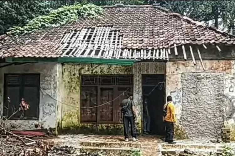 Seorang wanita paruh baya di Surade Sukabumi yang diduga ODGJ dikurung di rumah gubuk dengan tangan terborgol bikin heboh netizen (ist)