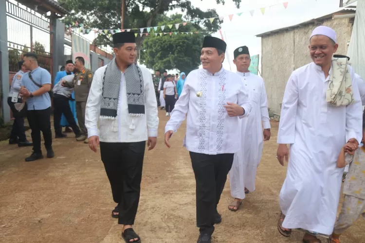 Pj Bupati Bogor Bachril Bakri saat mengunjungi Pondok Pesantren Tahfidz Alquran di Kecamatan Parung, Kabupaten Bogor, Minggu, 26 Januari 2025. (Diskominfo)