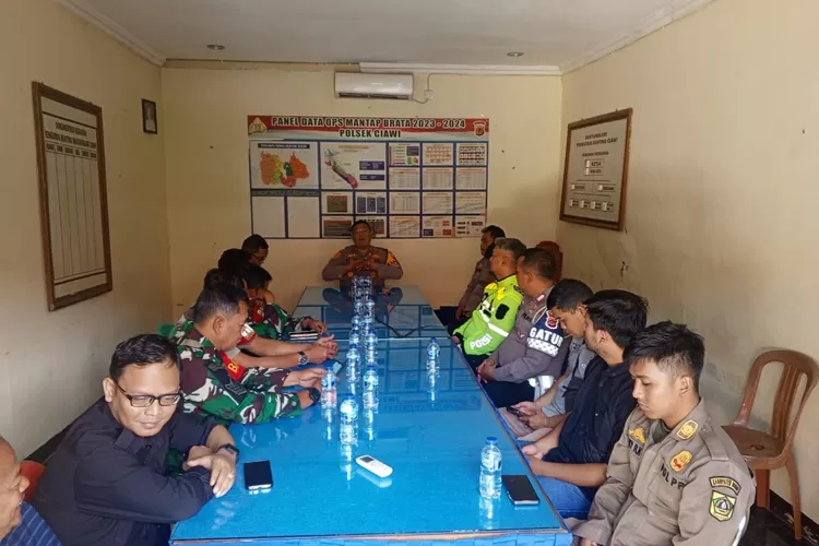 Kepolisian, TNI, hingga Satpol PP akan rutin patroli di jalur alternatif Puncak Bogor selama libur panjang Isra Miraj dan Imlek untuk mencegah pungli. (Rizal)