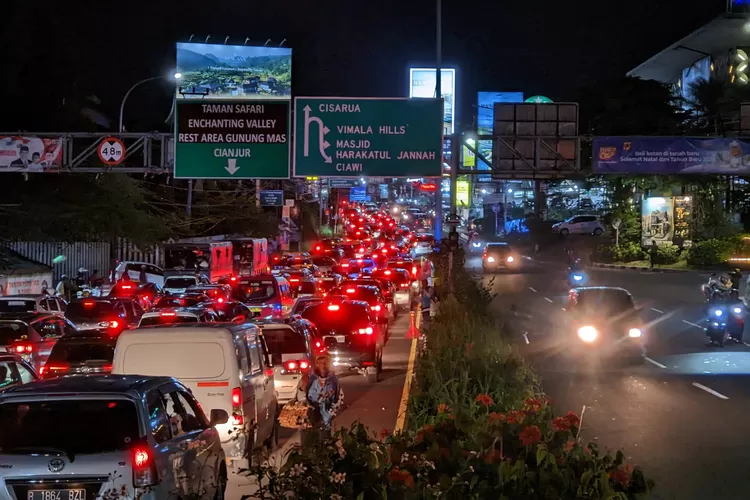 Kondisi lalu lintas di kawasan Puncak Bogor pada Minggu, 26 Januari 2025 malam. (Panca)