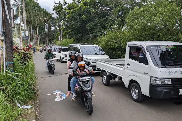Jalur alternatif Puncak Bogor mengalami kemacetan di libur panjang Isra Miraj dan Imlek, Senin, 27 Januari 2025. (Panca)