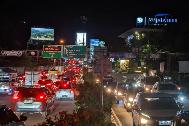 Jalur Puncak Bogor dipadati kendaraan saat libur panjang Isra Miraj dan Imlek, Senin, 27 Januari 2025 malam. (Panca)