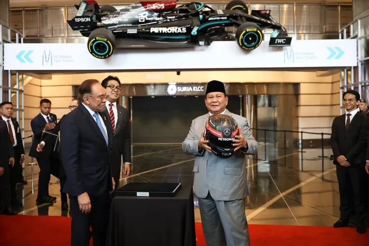 Presiden Prabowo Subianto dihadiahi helm F1 oleh&nbsp;PM Malaysia Anwar Ibrahim di Menara Kembar Petronas, Kuala Lumpur, Senin, 27 Januari 2025. (Tim Media Kepresidenan)