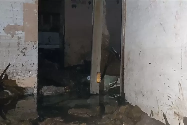 Banjir di Kampung Pensiunan, Cisarua, Puncak Bogor mengakibatkan kerusakan rumah warga, Selasa, 28 Januari 2025. (Panca)