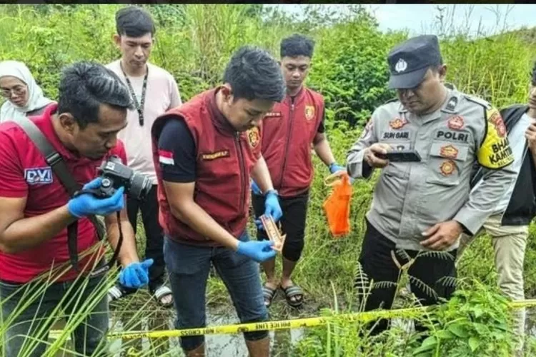 Warga Palabuhanratu, Kabupaten Bogor dibuat geger setelah menemukan janin bayi dalam kantong belanja dengan kondisi ari ari masih menempel (ist)
