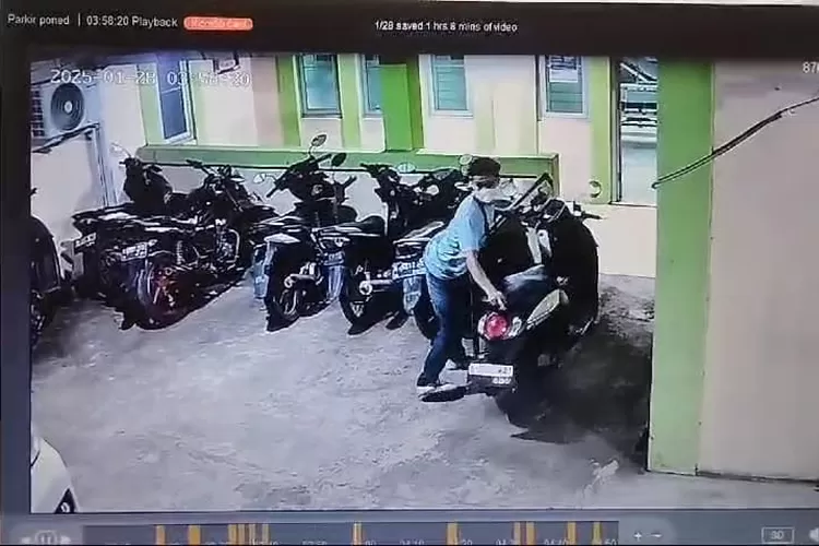 Tangkapan layar aksi curanmor di Puskesmas Tenjo, Kabupaten Bogor. (Tangkapan layar)