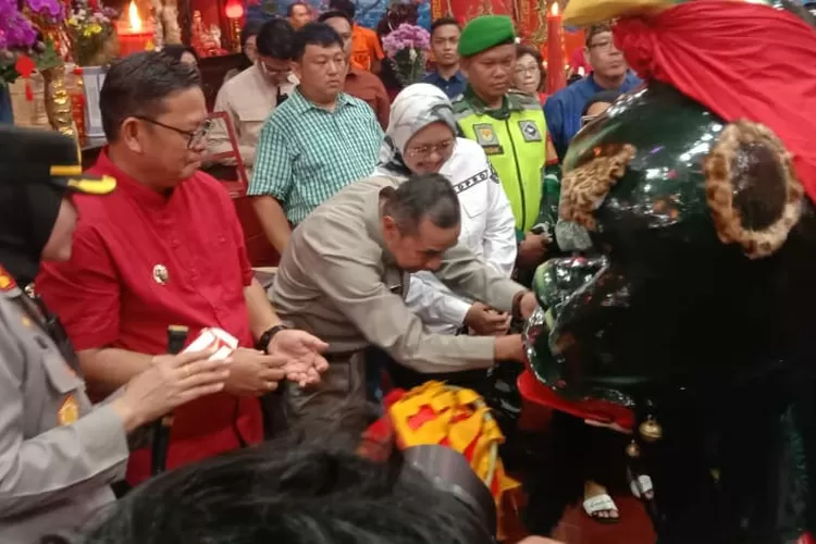 Pj Wali Kota Sukabumi Kusmana Hartadji bersama forkompinda menyaksikan barongsai dalam perayaan taun baru Imlek 2025 (ist)
