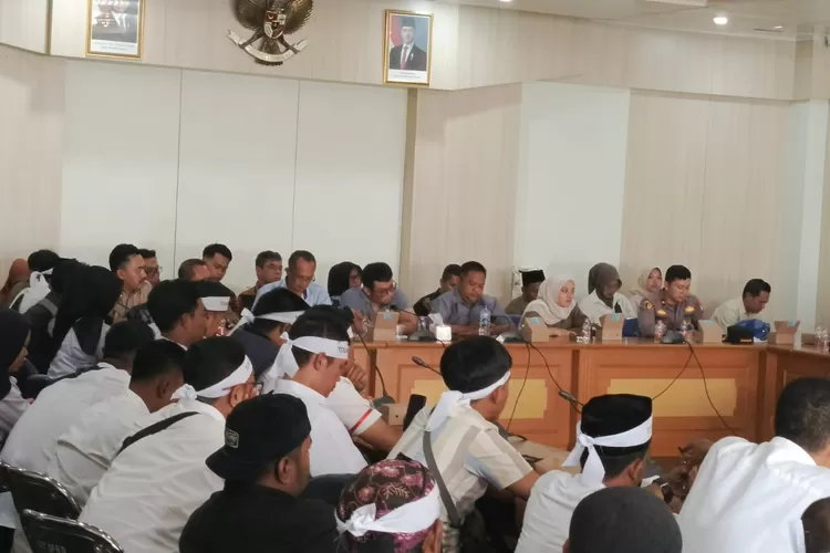 Mendapat aspirasi dan keluhan dari guru honorer dan para buruh, DPRD Kabupaten Sukabumi berjanji akan perjuangkan aspirasi mereka (Indra)