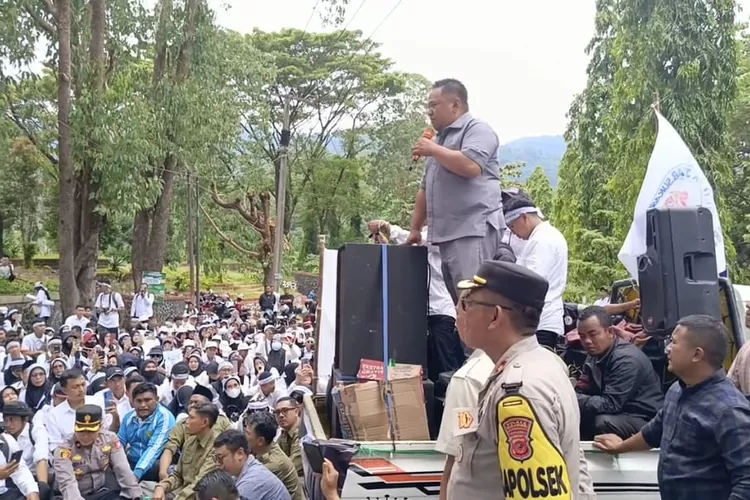 Meminta kepastian status PPPK honorer R3, ribuan guru honorer menggeruduk gedung DPRD Kabupaten Sukabumi dan menggelar aksi (Indra)
