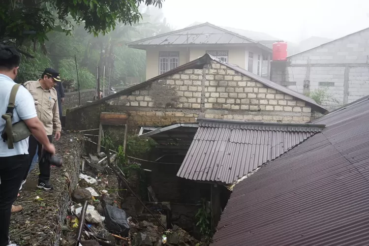 Pj Bupati Bogor Bachril Bakri meninjau lokasi banjir di Kampung Pensiunan, Desa Tugu Selatan, Cisarua, Rabu, 29 Januari 2025. (Diskominfo)