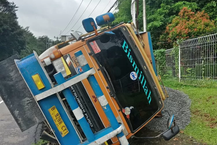 Truk terguling di Jalan Raya Dramaga, Desa Babakan, Kecamatan Dramaga, Kabupaten Bogor, Kamis, 30 Januari 2025. (Ads)