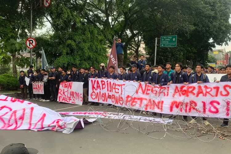Aksi demo aliansi mahasiswa memperingati 100 hari kerja Prabowo-Gibran.  (Rifal Metropolitan)