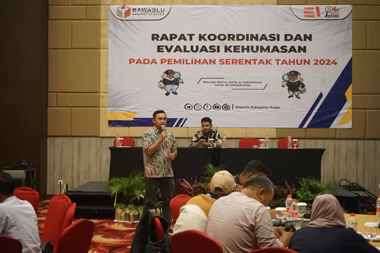 Bawaslu Kabupaten Bogor saat Rapat Koordinasi dan Evaluasi Kehumasan Pilkada 2024 di Bigland Hotel Sentul, Kabupaten Bogor, Kamis, 30 Januari 2025. (Arifin/Metropolitan)