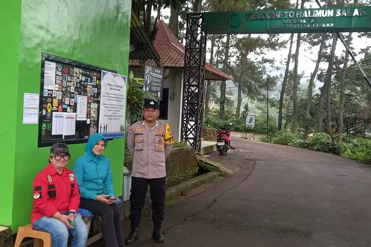 Polsek Tamansari saat meninjau pintu masuk Curug Nangka, Desa Sukajadi, Kecamatan Tamansari, Kabupaten Bogor usai viral di medsos. (Polres Bogor)