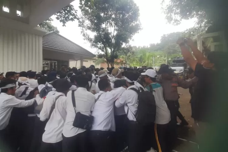 Gegara nggak terima disebut 'Dewan Pengkhianat Rakyat', Anggota DPRD Kabupaten Sukabumi Faisal Akbar terlibat cekcok dengan guru honorer (Indra)