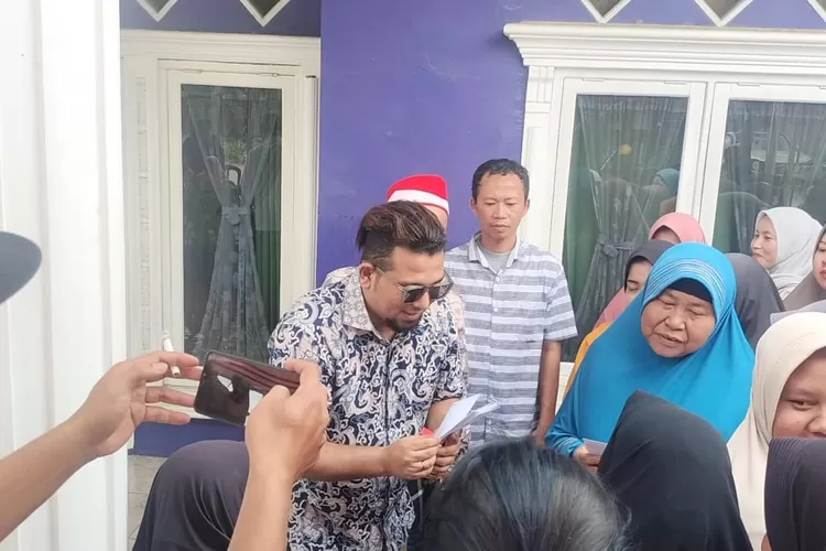 Anggota DPRD Kabupaten Sukabumi dari PKB Hamzah Gurnita menyalurkan santunan buat ratusan yatim dan jompo di Palabuhanratu (ist)