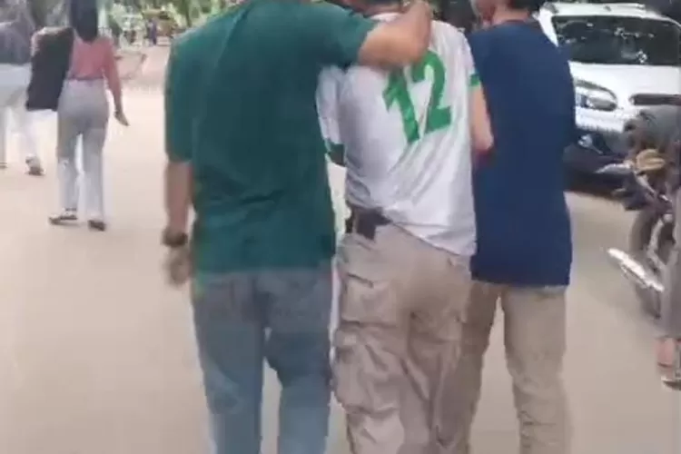 Pelaku pembacokan di Klapanunggal, Kabupaten Bogor ditangkap warga. (Tangkapan layar)