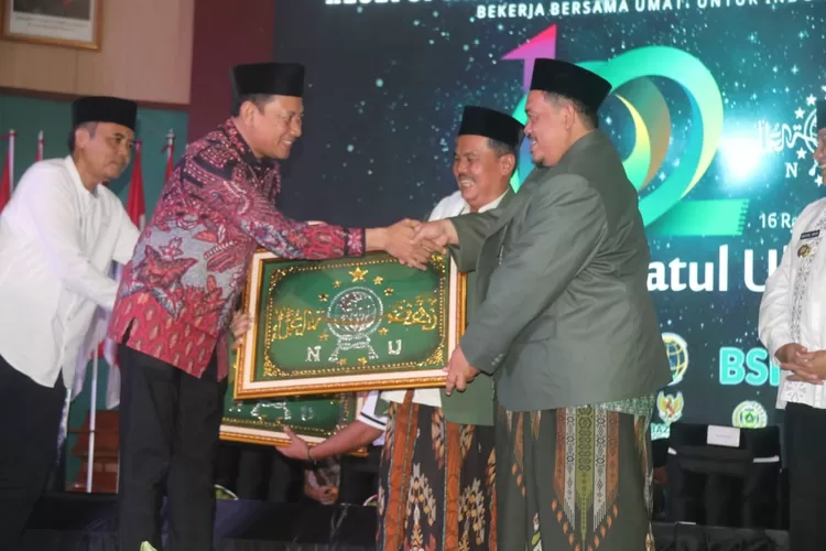 Pj Bupati Bogor Bachril Bakri (kiri) saat peringatan Hari Lahir ke-102 Nahdlatul Ulama (NU) di Gedung Tegar Beriman, Cibinong, Kabupaten Bogor Minggu, 2 Februari 2025. (Diskominfo)