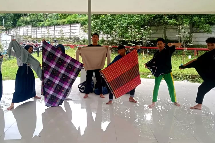 Teater Bait Harmoni saat menggelar latihan. Komunitas teater ini jadi wadah kretivitas untuk anak muda di wilayah Puncak Bogor. (Deni for metropolitan.id)