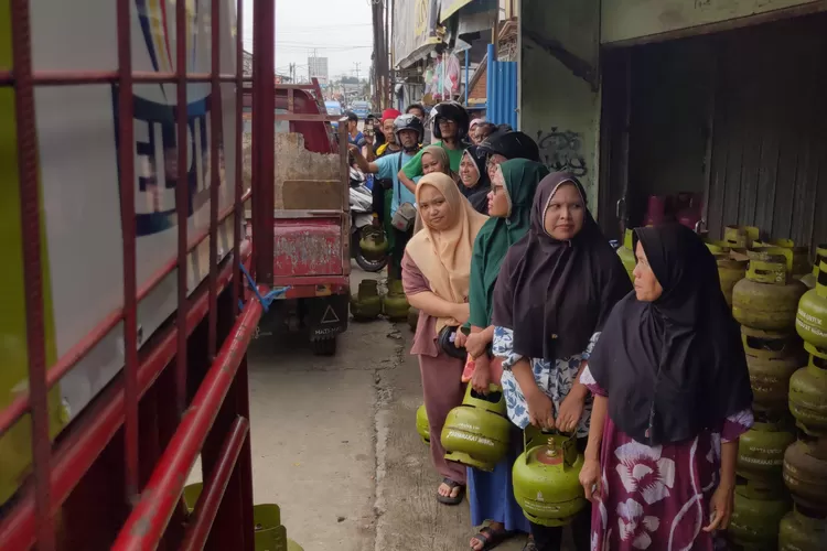 Warga saat antre gas elpiji 3 kilogram di wilayah Kabupaten Bogor (Panca/Metropolitan)