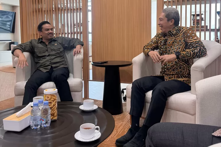 Wali Kota Bogor terpilih, Dedie A Rachim berdiskusi bersama Menteri UMKM, Maman Abdurrahman. 
