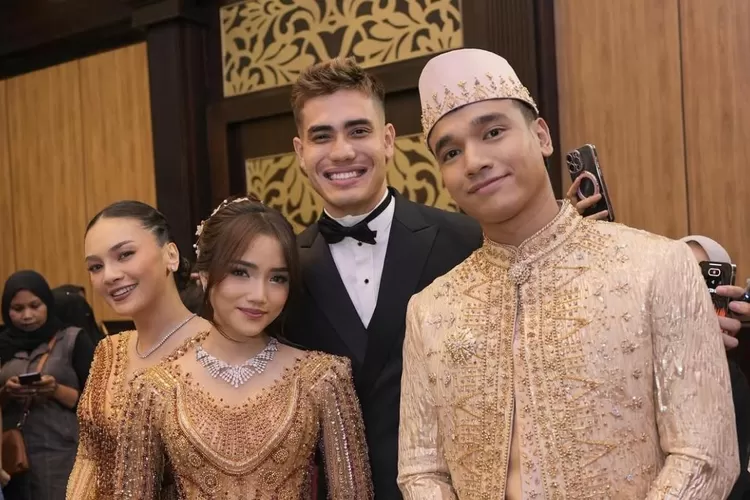 Momen foto bareng Fuji An dan Aisar Khaled di pernikahan Frans Faisal. (Instagram/@fuji_an)