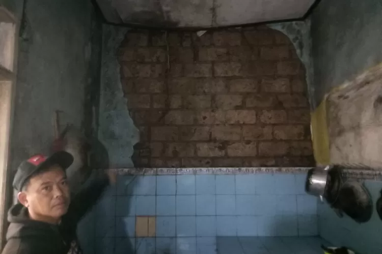 Warga menunjukan kerusakan tembok rumah yang diduga akibat proyek&nbsp;pembangunan jembatan kaca di Bendungan Sukamahi, Kecamatan Megamendung, Kabupaten Bogor (Ist)