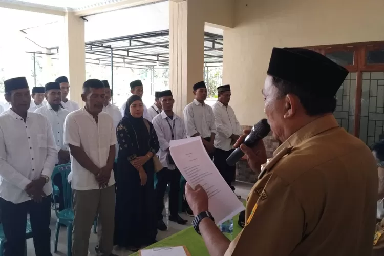Kepala Desa Rabak, H Wawan Nurwandi saat melantik ketua RT dan RW se-Desa Rabak&nbsp;di Aula Kantor Desa Rabak, Kecamatan Rumpin, Kabupaten Bogor Senin, 3 Februari 2025. (Mulya Diva)