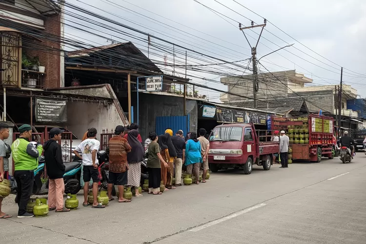 Warga saat mengantre gas elpiji 3 kilogram di salah satu pangkalan. (Panca/Metropolitan)