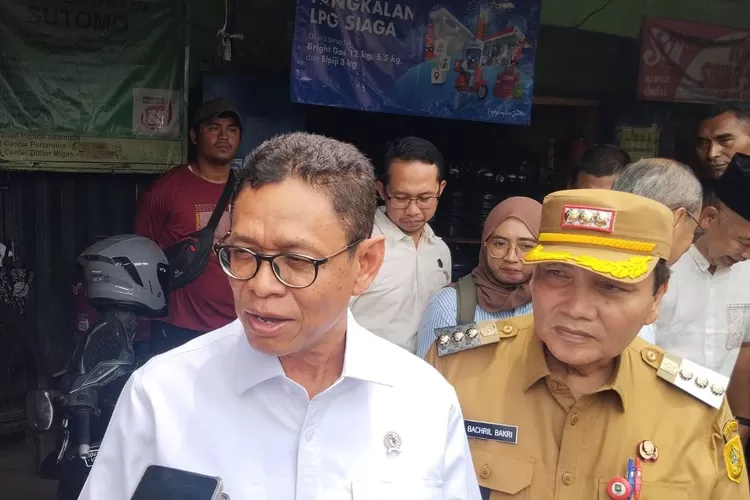 Wakil Menteri ESDM Yuliot Tanjung saat mengecek ketersediaan gas elpiji 3 kilogram di Kecamatan Babakanmadang, Kabupaten Bogor, Selasa, 4 Februari 2025. (Panca)