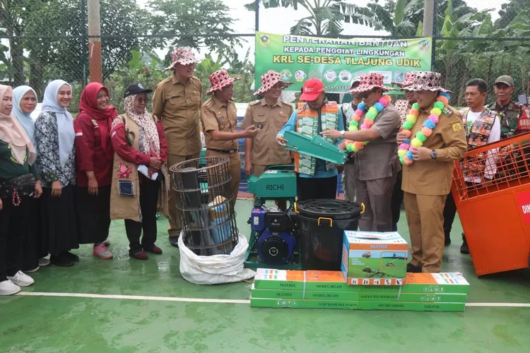 Pj Bupati Bogor Bachril Bakri dan jajaran saat meninjau KRL di Desa Tlajung Udik, Gunungputri, Kabupaten Bogor, Selasa, 3 Februari 2025. (Diskominfo)