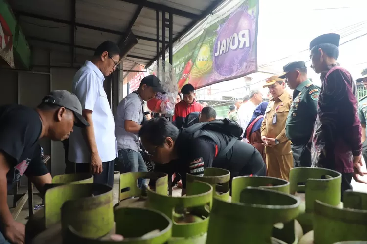 Pj Bupati Bogor Bachril Bakri dan jajaran saat meninjau distribusi gas elpiji 3 kilogram di Babakanmadang, Kabupaten Bogor, Selasa, 4 Februari 2025. (Diskominfo)