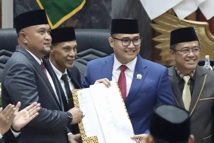 Ketua DPRD Kabupaten Bogor Sastra Winara bersama Bupati dan Wakil Bupati Bogor terpilih Rudy Susmanto - Jaro Ade saat rapat paripurna di DPRD Kabupaten Bogor, Rabu, 5 Februari 2025. (DPRD Kabupaten Bogor)