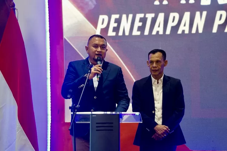 Bupati dan Wakil Bupati Bogor terpilih Rudy Susmanto - Ade Ruhandi menyampaikan pidatonya usai rapat pleno terbuka di Haris CCM, Cibinong, Rabu, 5 Februari 2025. (Arifin/Metropolitan)
