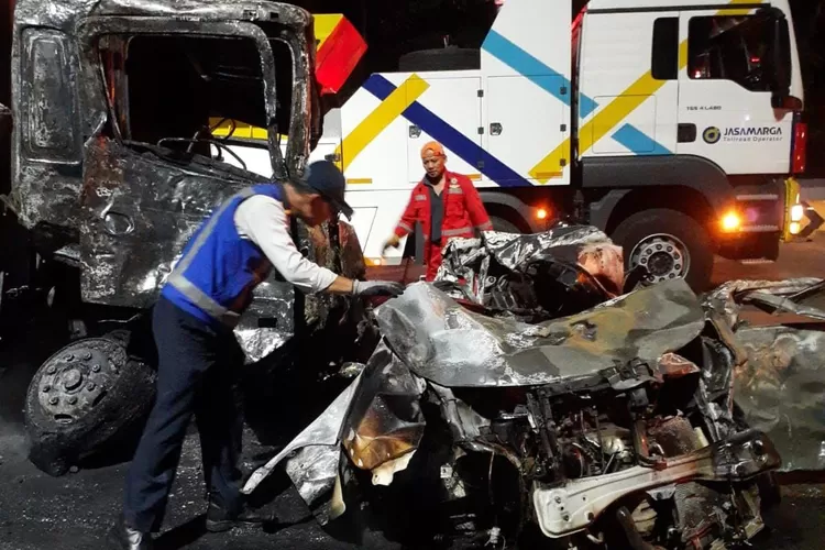 Tangkapan layar petugas saat melakukan uji kelayakan kendaraan yang terlibat kecelakaan maut di Gerbang Tol Ciawi, Bogor. 