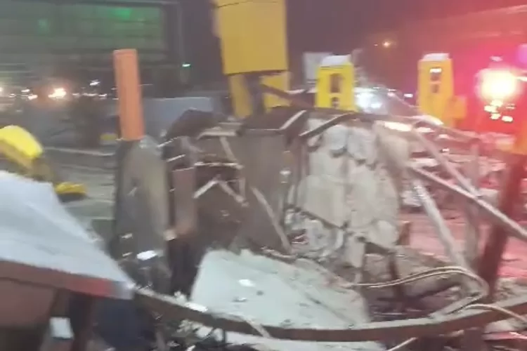 Tangkapan layar kecelakaan di Gerbang Tol Ciawi Bogor arah Jakarta, Selasa, 4 Februari 2025 sekira pukul 23.30 WIB. (Tangkapan layar)