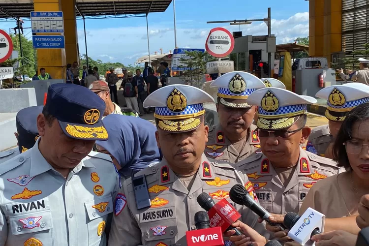Kakorlantas Polri, Brigjen Pol Agus Suryonugroho memberikan keterangan terkait kecelakaan maut yang terjadi di Gerbang Tol Ciawi, Bogor.  (Fahriza Metropolitan)