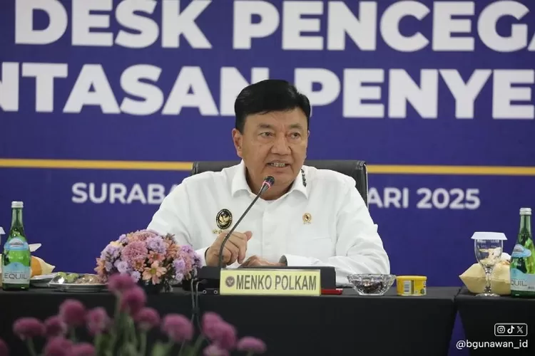Potret Menko Polkam RI Budi Gunawan yang mengungkap kasus penyelundupan barang impor dalam konferensi pers di Surabaya, Jawa Timur, pada Rabu, 5 Februari 2025.  (instagram Budi Gunawan)