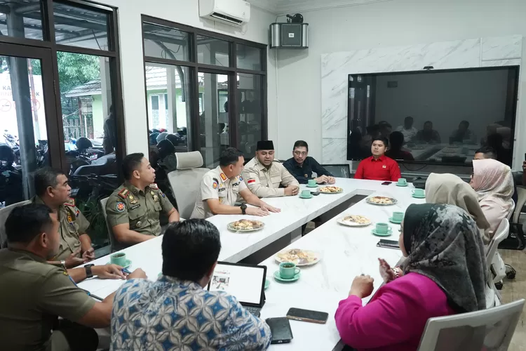 Komisi I DPRD Kota Bogor mendatangi kantor Satpol PP Kota Bogor, membahas komitmen penegakan Perda dan pengawasan perizinan (DPRD Kota Bogor)