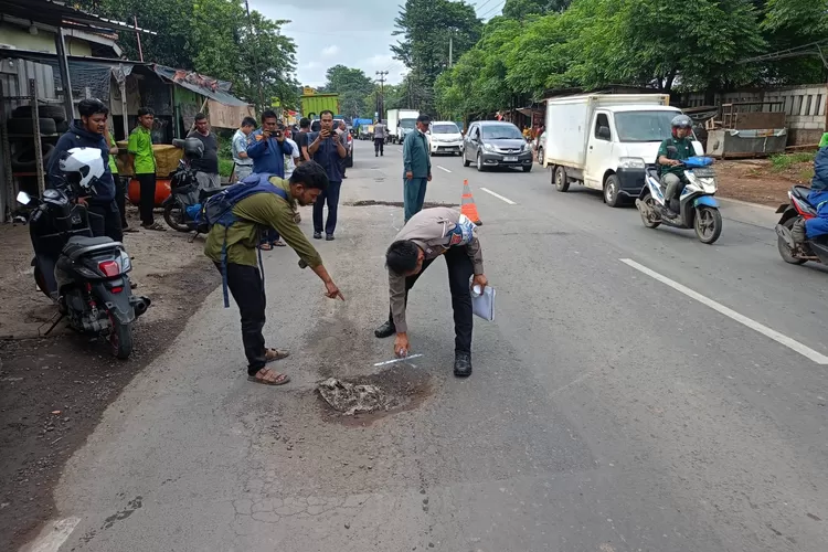 Polisi saat olah TKP kecelakaan maut di Jalan Raya Narogong, Desa Limusnunggal, Kecamatan Cileungsi, Kabupaten Bogor, Kamis, 6 Februari 2025. (Polres Bogor)