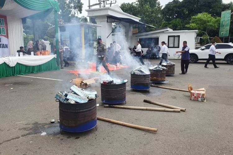 Kejari Kabupaten Bogor memusnahkan sejumlah barang bukti yang telah berkekuatan hukum tetap atau inkrah di halaman kantor Kejari Kabupaten Bogor, Kamis, 6 Februari 2025. (Panca)